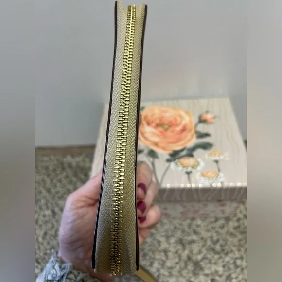 Kate Spade Storybook Gold Wallet EUC - Picture 3 of 10